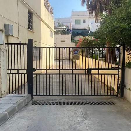 Turistico En El Centro De Fuengirola, Malaga. *